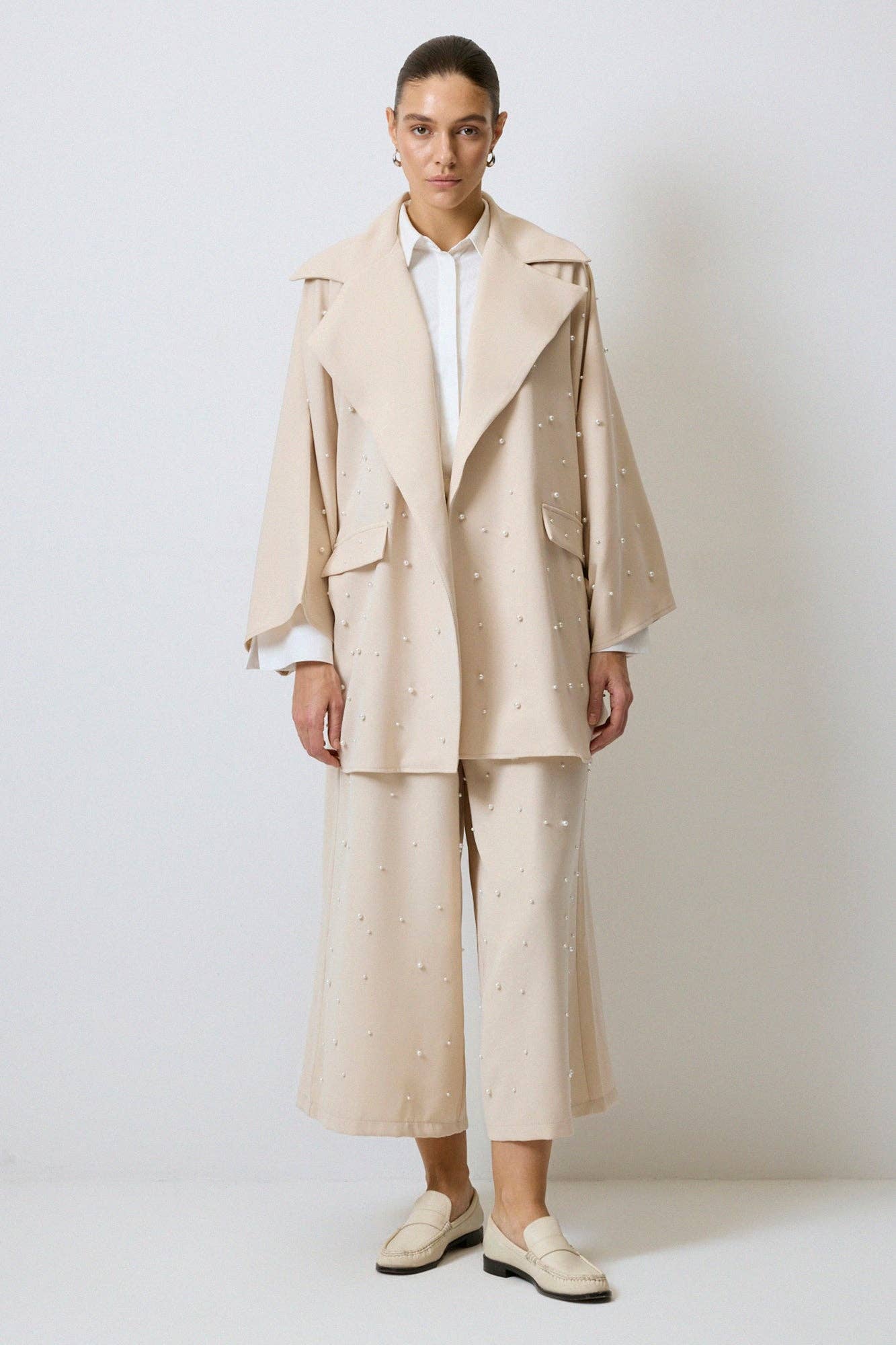 PEARL DETAILED JACKET: Beige / Standard