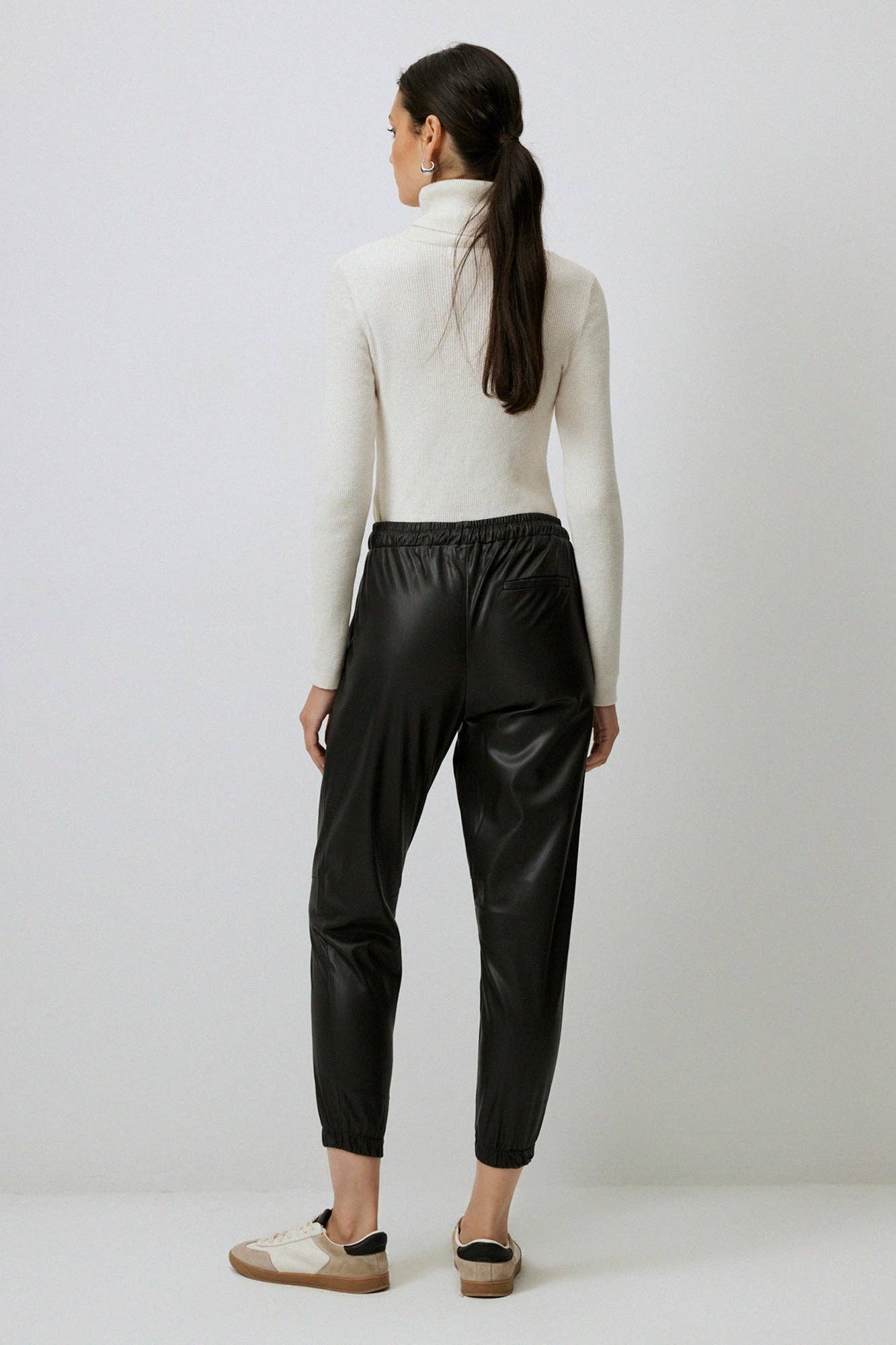 GATHERED WAIST LEATHER PANTS: Black